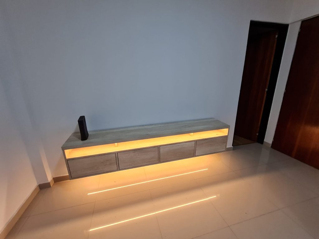 Rack de TV Atenas flotante instalado, con luz LED encendida