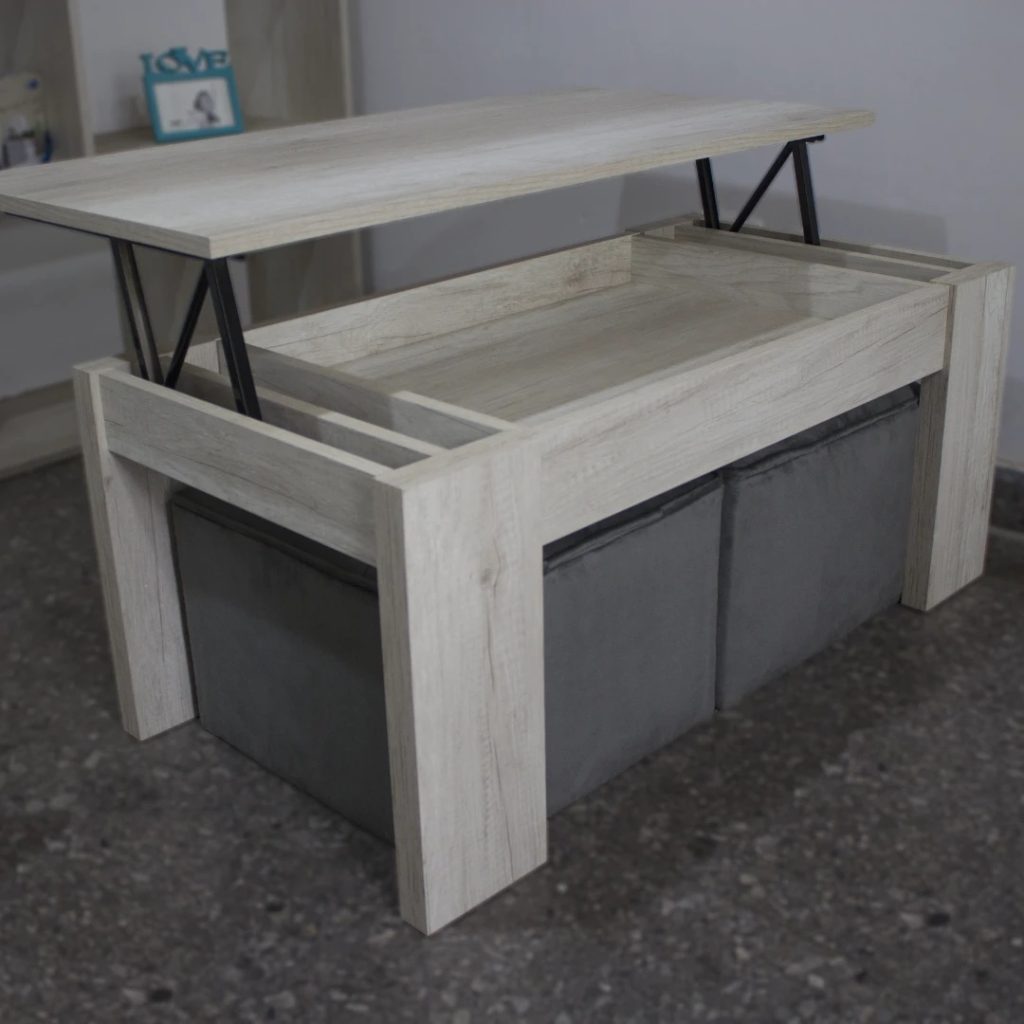 Mesa ratona elevable con la tapa levantada y los dos puff guardados debajo