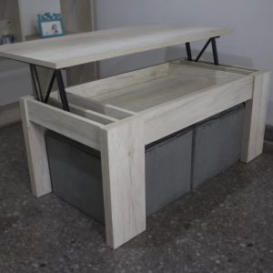Mesa ratona elevable con la tapa levantada y los dos puff guardados debajo